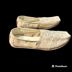 TOMs flat women’s size 8.5. Cream/white lace design